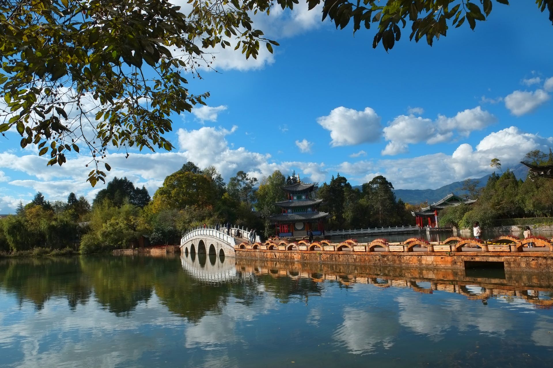 黑龍潭公園的水景與亭閣