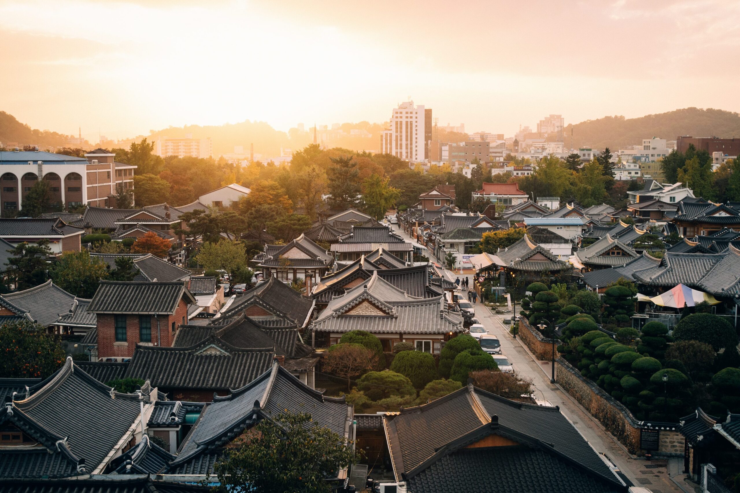 夕陽下的全州韓屋村街巷與屋瓦全景