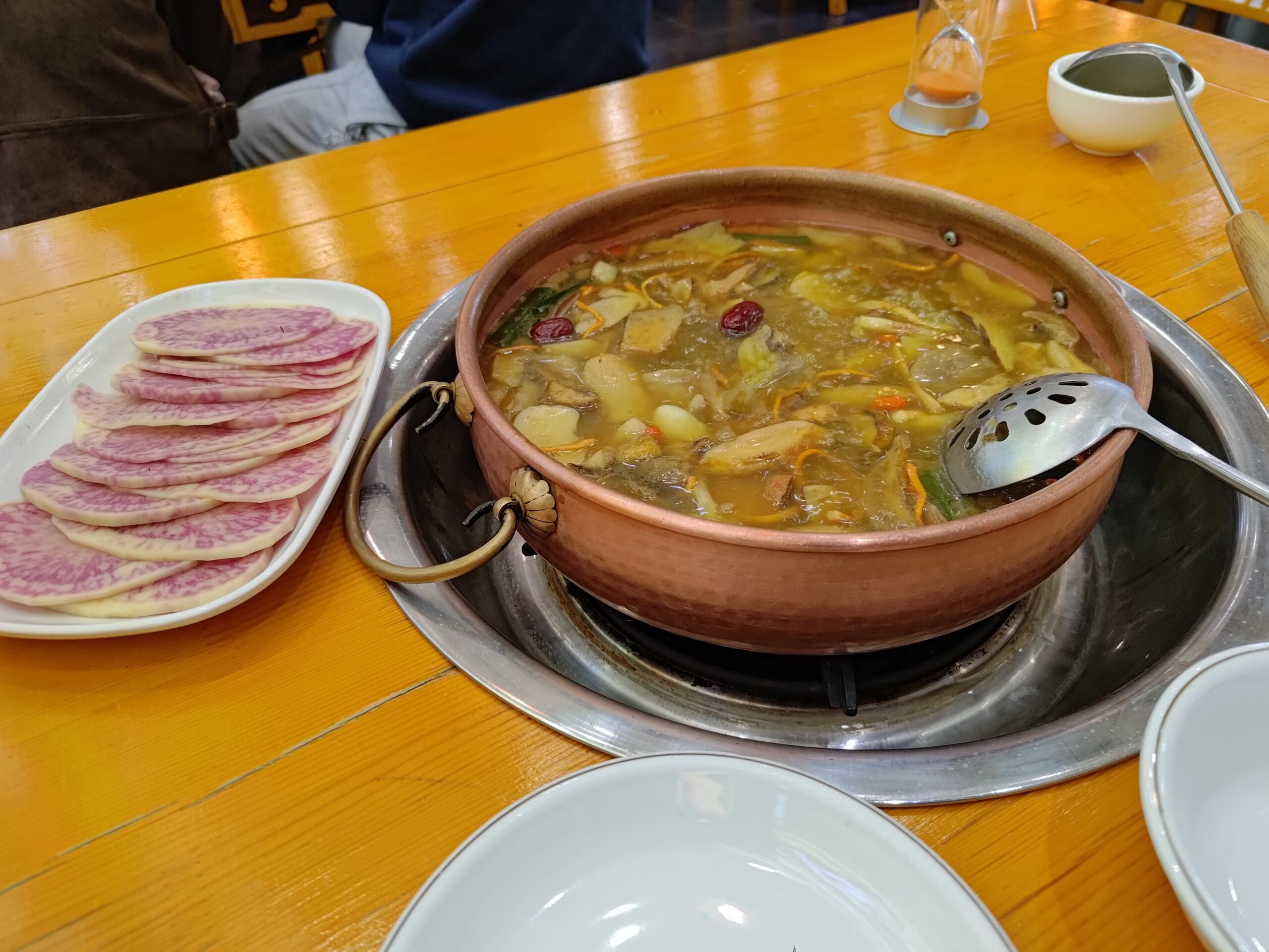 野生菌火鍋菜色示意