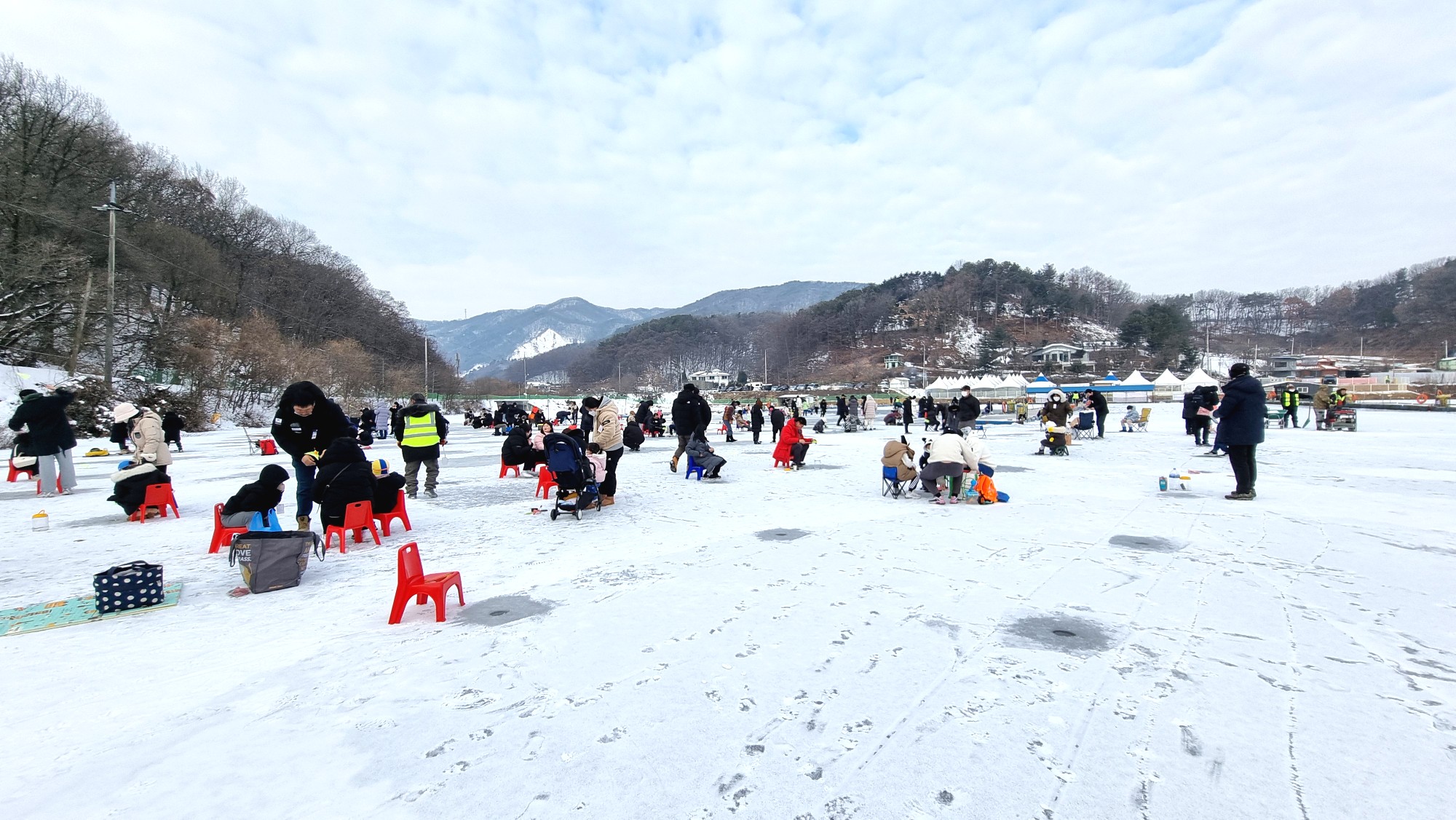 安城東幕谷冰魚節的冰湖垂釣現場